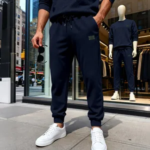 Detalle de alta calidad de pantalones deportivos con textura azul marino en un modelo urbano.