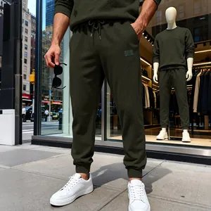 Detalle de pantalones deportivos para hombre verde oliva con textura en un entorno urbano real.