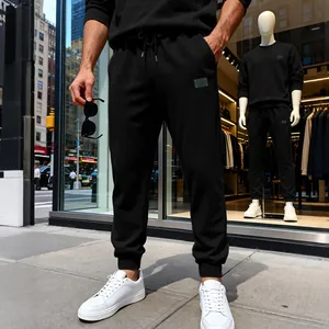 Primer plano del tejido texturizado de los pantalones de chándal pesados para hombre