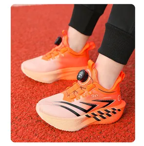 Seitenansicht von orangefarbenen Jungensportschuhen mit Drehverschlusssystem und Netzelementen