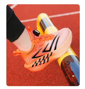 Detailansicht von atmungsaktiven orangefarbenen Mesh-Sportschuhen für Jungen mit Drehknopf