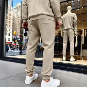 Pantalones de chándal beige texturizados para hombre con un diseño moderno de patrón