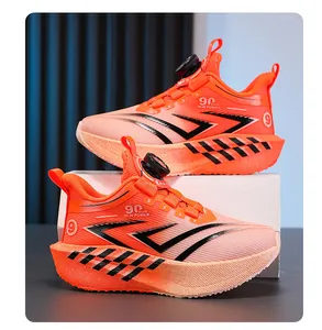 Detaillierte Seitenansicht orangefarbener Jungen-Sneaker mit Drehverschluss und atmungsaktivem Mesh