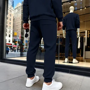 Detalle de la vista trasera de pantalones de chándal con textura azul marino para hombre