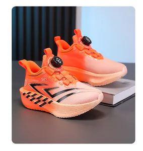 Detail von orangefarbenen Sport-Sneakern für Jungen mit praktischem Drehverschluss