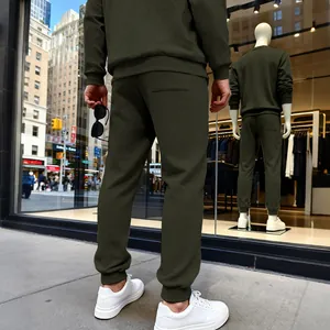 Vista trasera de joggers para hombre en verde oliva con textura en entorno urbano.