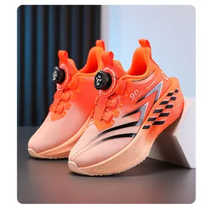 Detailansicht der atmungsaktiven orangefarbenen Jungen-Sneaker mit Drehverschluss