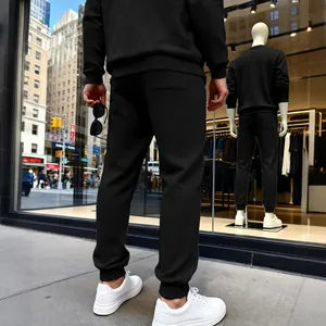 Pantalones deportivos negros para hombre con textura pesada, corte holgado para el diario.