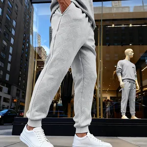 Primer plano de la textura tejida de estos pantalones deportivos grises pesados para hombre.