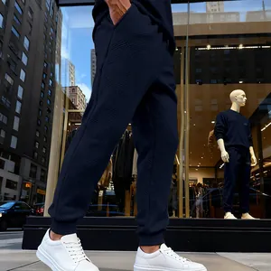 Detalle de pantalones deportivos con textura azul marino para hombre y patrón geométrico