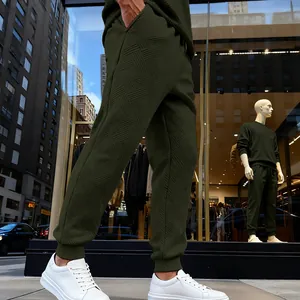 Vista detallada de pantalones de chándal verde oliva para hombre con textura única