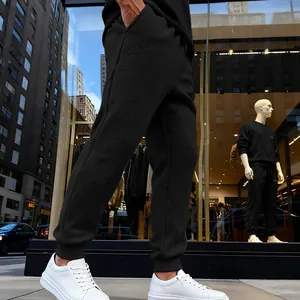 Vista detallada de pantalones de chándal negros con textura para hombre estilo jogger