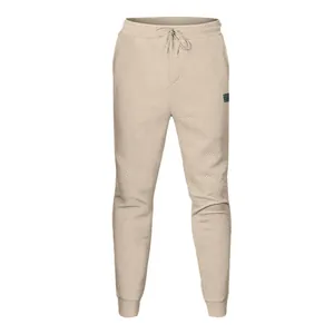 Vista detallada de joggers pesados para hombre con tela jacquard texturizada única