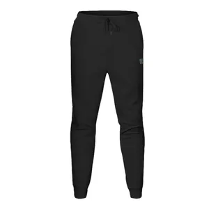 Vista frontal de joggers negros con textura para hombre, cordón en cintura y dobladillo elástico.