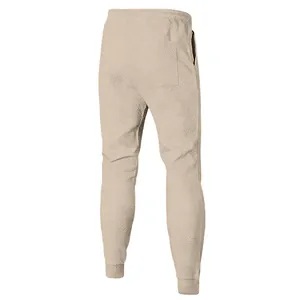 Pantalones jogger beige texturizados para hombre con bolsillo trasero y puños.