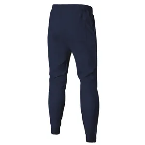 Vista trasera detallada de pantalones de chándal azul marino con textura pesada