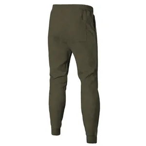 Vista trasera de pantalones jogger pesados para hombre en verde oliva con textura única
