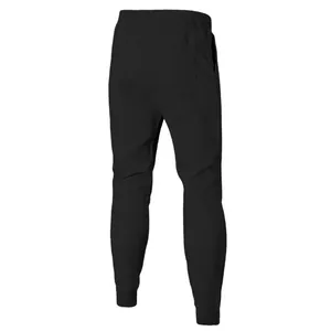 Detalle de la vista trasera de pantalones deportivos negros texturizados para hombre
