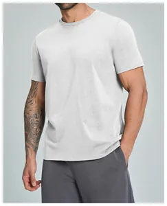 Detalle de camiseta deportiva para hombre de algodón orgánico transpirable.