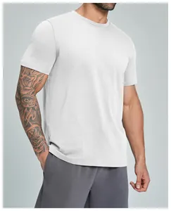 Vista detallada de la textura de algodón orgánico en una camiseta deportiva gris