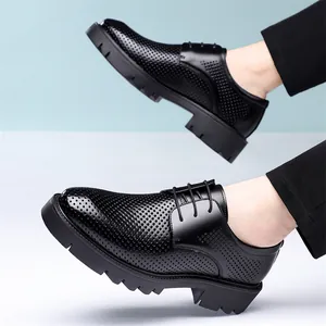 Herrenschuhe aus schwarzem Lochleder mit 10 cm versteckter Plateausohle für Business