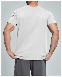 Vista trasera de una camiseta deportiva de algodón orgánico gris para hombre, slim fit