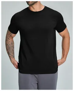 Primer plano de un modelo masculino musculoso con una camiseta negra de algodón orgánico