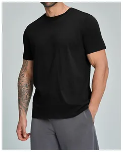Detalle de la camiseta de manga corta de algodón orgánico para hombre en negro