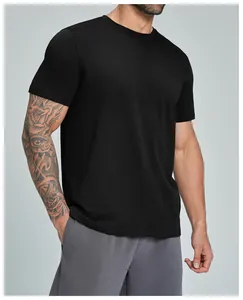 Primer plano de camiseta deportiva negra de algodón orgánico para hombre con textura suave
