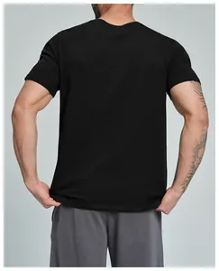 Vista posterior de una camiseta deportiva de algodón orgánico negro para hombre en modelo atlético.