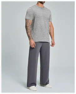 Vista completa de un hombre con camiseta de algodón orgánico gris y pantalones deportivos