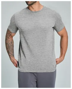 Detalle de una camiseta deportiva de hombre en algodón orgánico transpirable gris vigoré