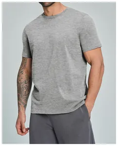 Detalle de camiseta de algodón orgánico transpirable gris para hombre fitness