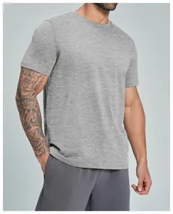 Detalle del tejido de algodón orgánico gris y ajuste atlético para camiseta de hombre