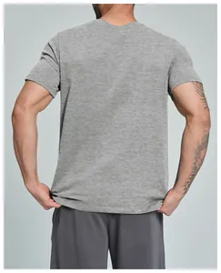 Vista trasera detallada de una camiseta deportiva de hombre de algodón orgánico gris
