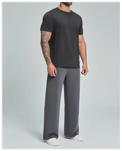 Vista de cuerpo completo de hombre con camiseta de algodón orgánico y pantalón gris