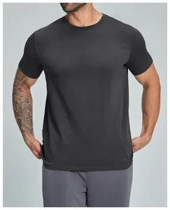 Primer plano de una camiseta de hombre de algodón orgánico con textura suave