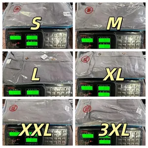Detalle que muestra el peso del conjunto de lino para hombre de tallas S a 3XL en báscula
