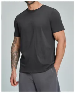 Primer plano de una camiseta de hombre de algodón orgánico gris oscuro para fitness y ocio