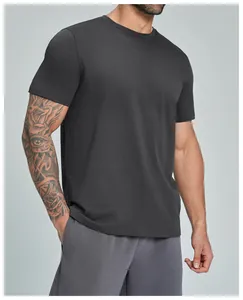 Detalle de la camiseta deportiva de algodón orgánico para hombre en gris oscuro, ajuste y tela.