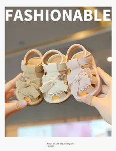 Nahaufnahme von drei verschiedenen Farben atmungsaktiver hohler Baby-Prinzessin-Sandalen