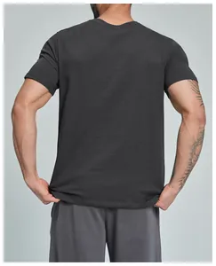 Vista trasera detallada de camiseta gris de algodón orgánico para hombre fitness