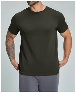Vista frontal de camiseta deportiva para hombre de algodón orgánico verde oliva oscuro con ajuste