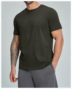 Detalle de una camiseta de manga corta para hombre en algodón orgánico transpirable verde oliva