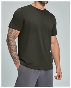 Detalle de camiseta deportiva de hombre en algodón orgánico transpirable verde oliva