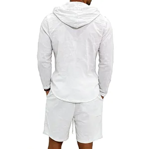 Vista posterior de un conjunto para hombre de camisa de lino blanco con capucha y pantalones.