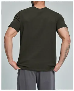 Vista trasera detallata de la camiseta deportiva de algodón orgánico verde oliva para hombre
