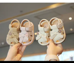 Detailansicht von Baby-Sandalen in verschiedenen Farben mit Schleifendekorationen