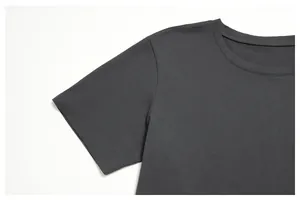 Detalle del cuello y las costuras de las mangas de una camiseta gris de algodón orgánico