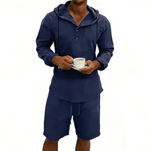 Detalle de conjunto casual de lino azul marino para hombre con capucha y pantalones cortos